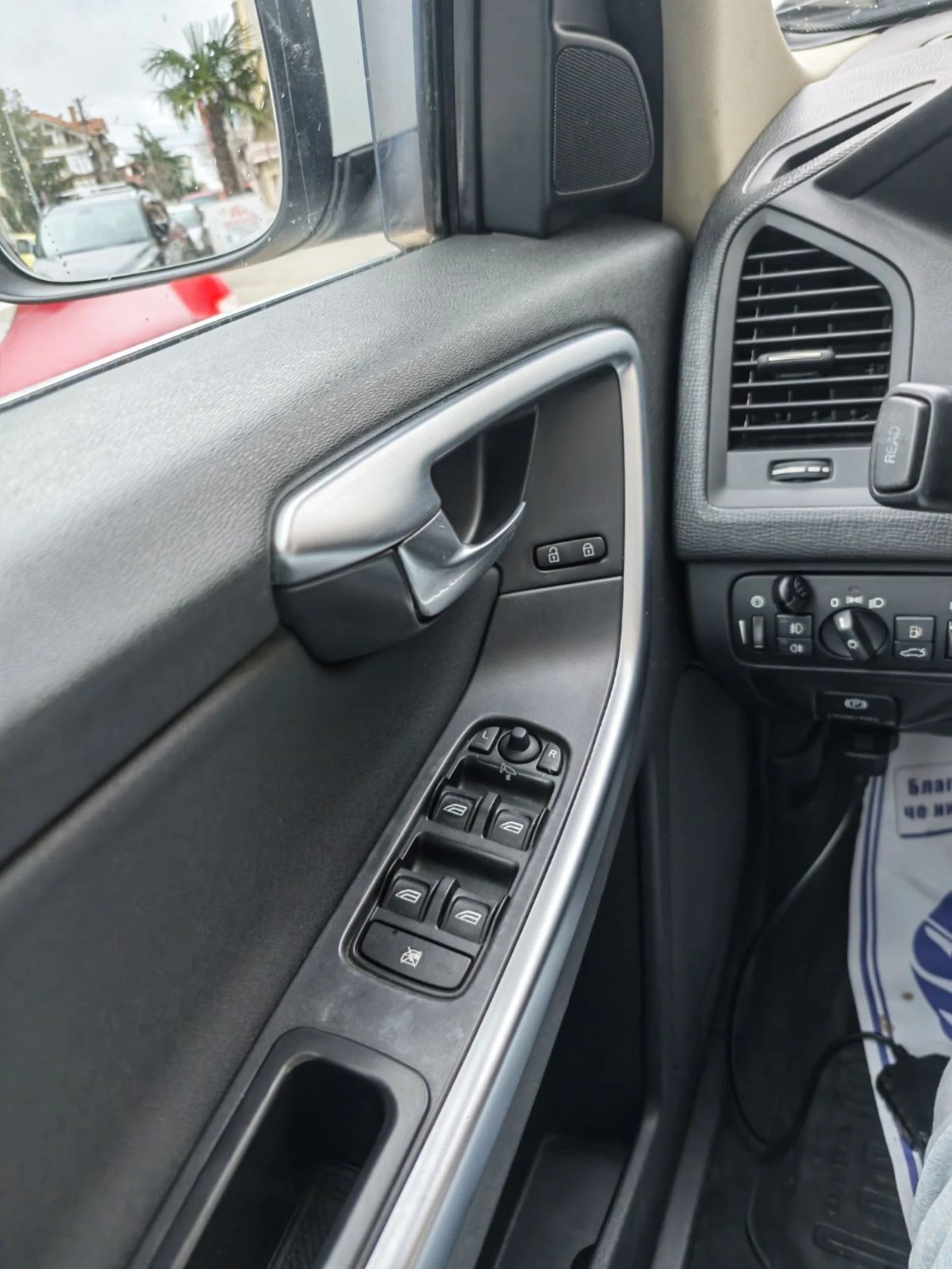 Volvo XC60 2.4D DRIVe Momentum Drive - изображение 5