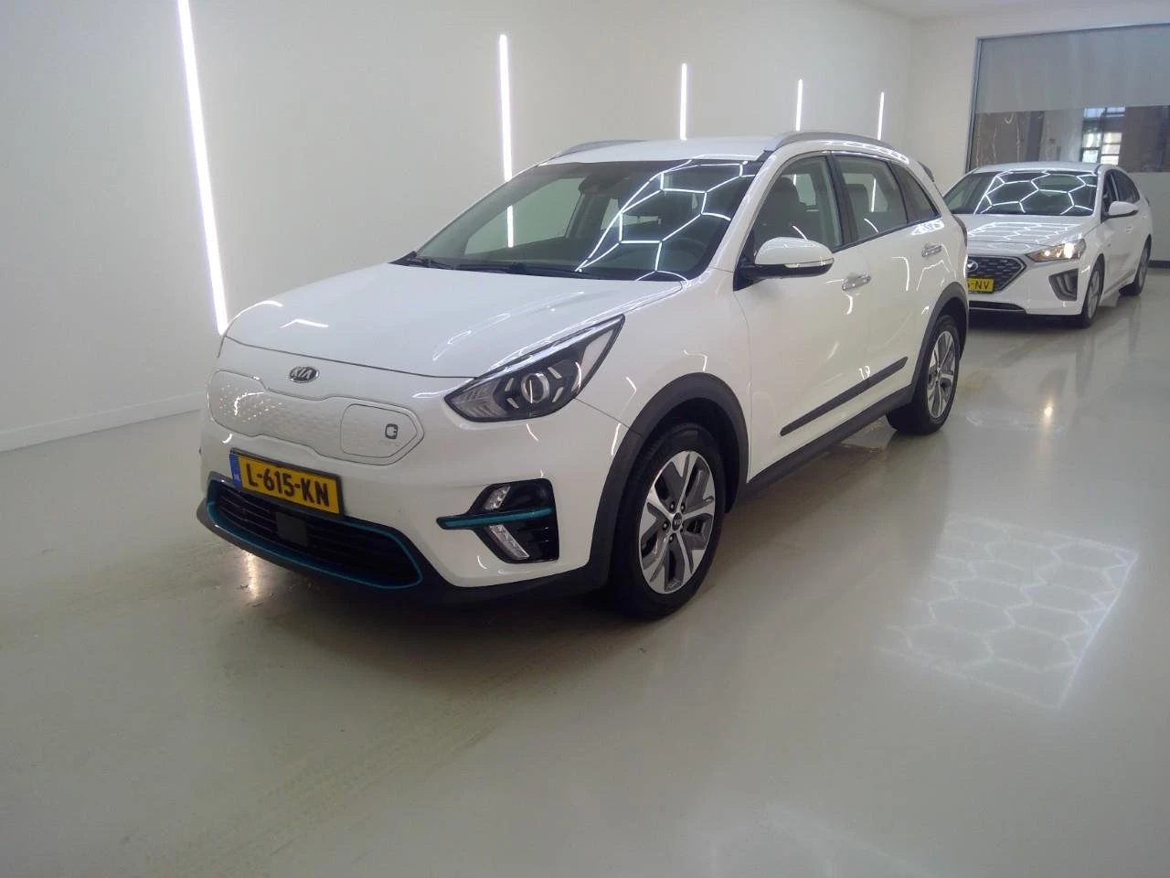 Kia Niro 39 kWh DynamicLine, снимка 2 - Автомобили и джипове - 53907871
