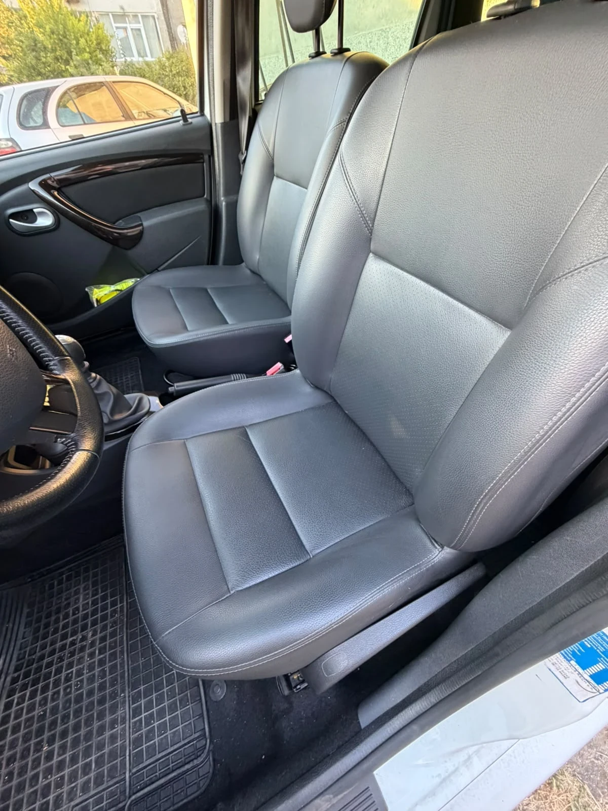 Dacia Duster 1.5 dci Prestige 4x2, снимка 10 - Автомобили и джипове - 55994875