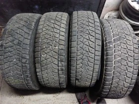 Гуми Зимни 235/65R17, снимка 1 - Гуми и джанти - 39124010