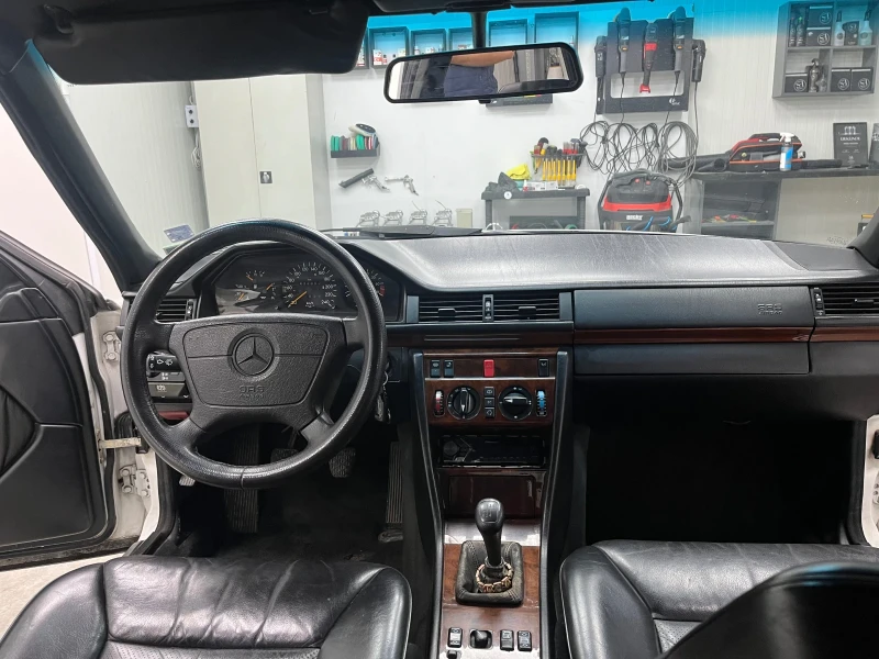 Mercedes-Benz 124 E220, снимка 8 - Автомобили и джипове - 47435313