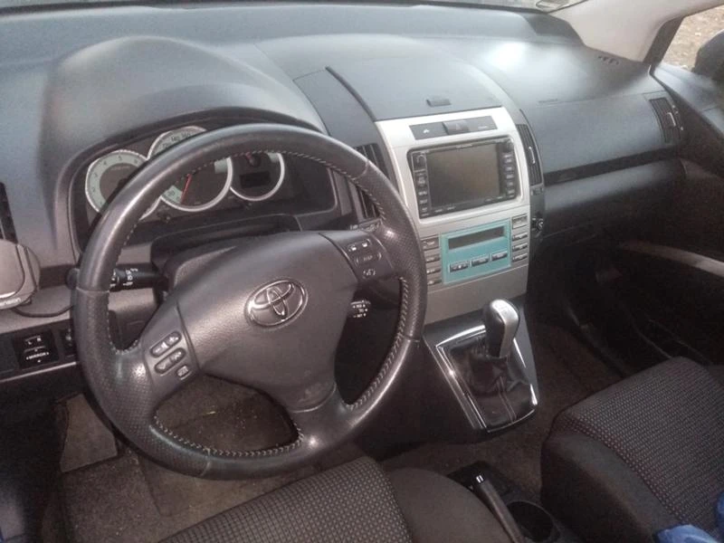 Toyota Corolla verso 2.2 d-cat, снимка 10 - Автомобили и джипове - 34012906