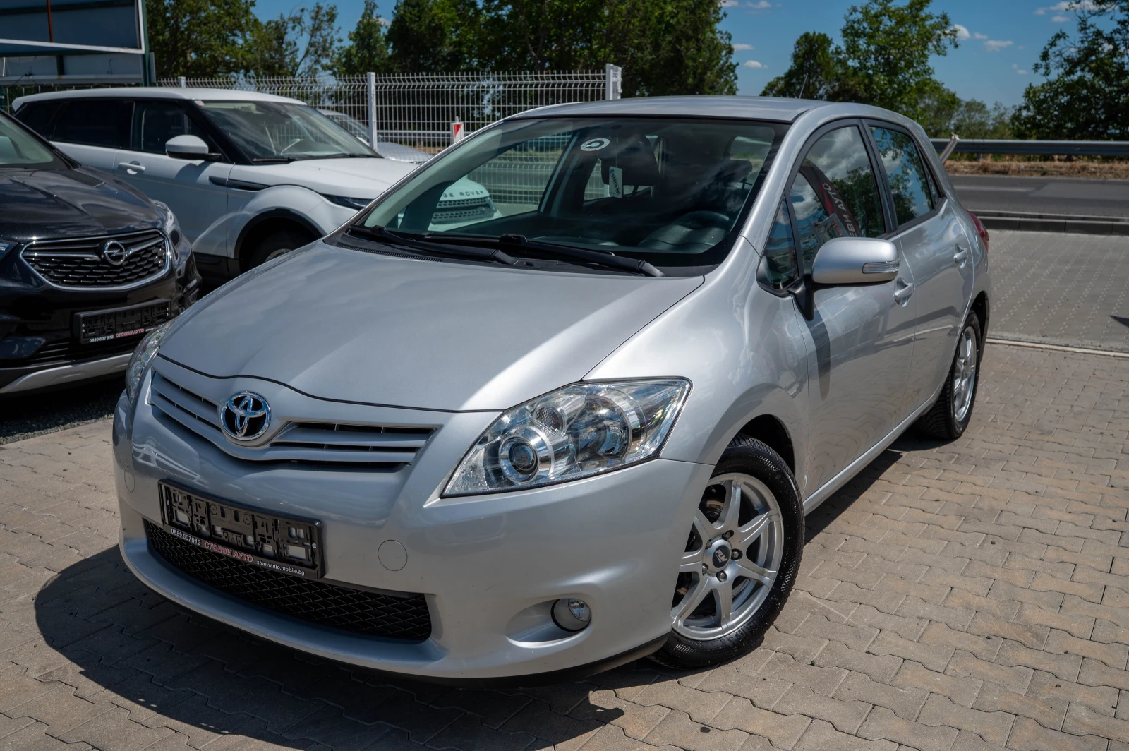 Toyota Auris 1.33* 6ск* фейслифт* нави - изображение 3