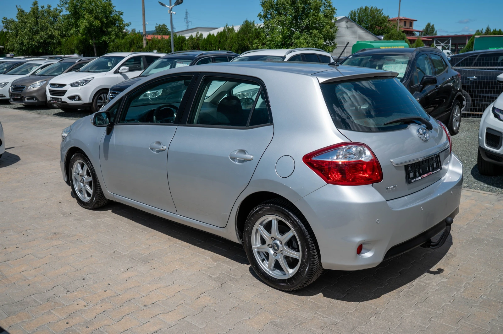 Toyota Auris 1.33* 6ск* фейслифт* нави - изображение 7