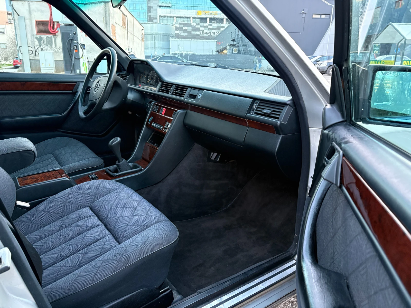 Mercedes-Benz 124 Е200, снимка 9 - Автомобили и джипове - 53927820