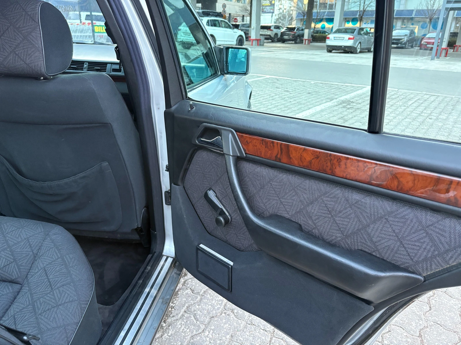 Mercedes-Benz 124 Е200, снимка 11 - Автомобили и джипове - 53927820