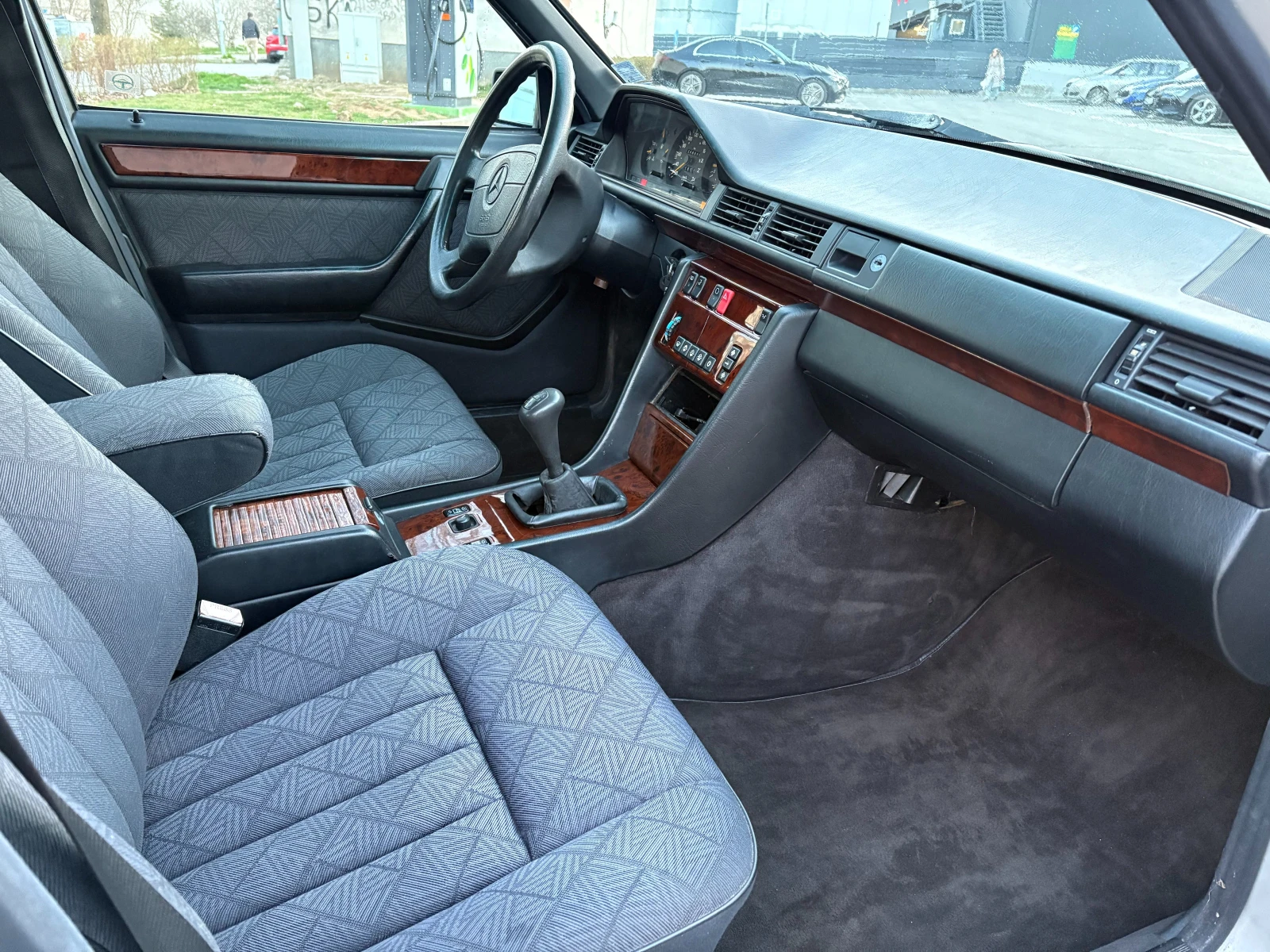 Mercedes-Benz 124 Е200, снимка 8 - Автомобили и джипове - 53927820