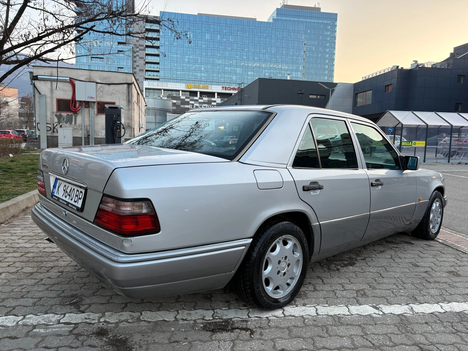 Mercedes-Benz 124 Е200, снимка 5 - Автомобили и джипове - 53927820