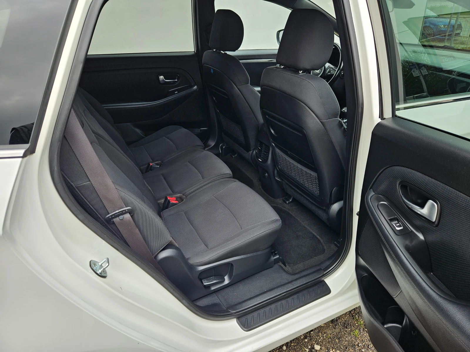 Kia Carens 1.7CRDi 116kc, снимка 9 - Автомобили и джипове - 54525385