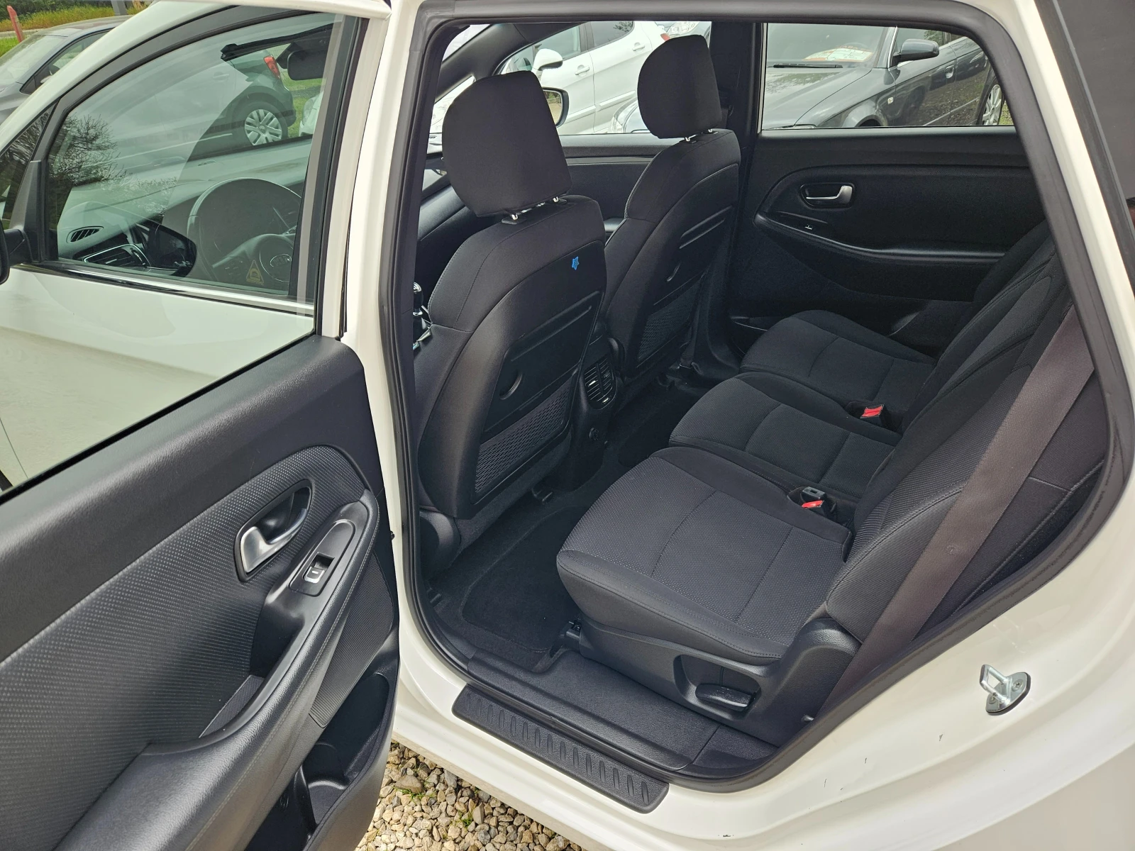 Kia Carens 1.7CRDi 116kc, снимка 8 - Автомобили и джипове - 54525385