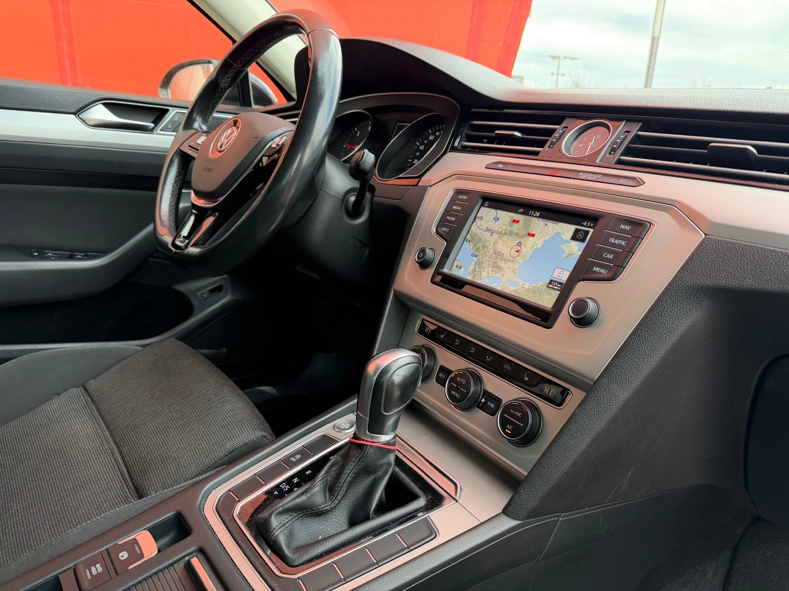 VW Passat 2.0TDI* DAG* МАСАЖ* ПОДГРЕВ* ПЕРФЕКТЕН, снимка 10 - Автомобили и джипове - 54963617