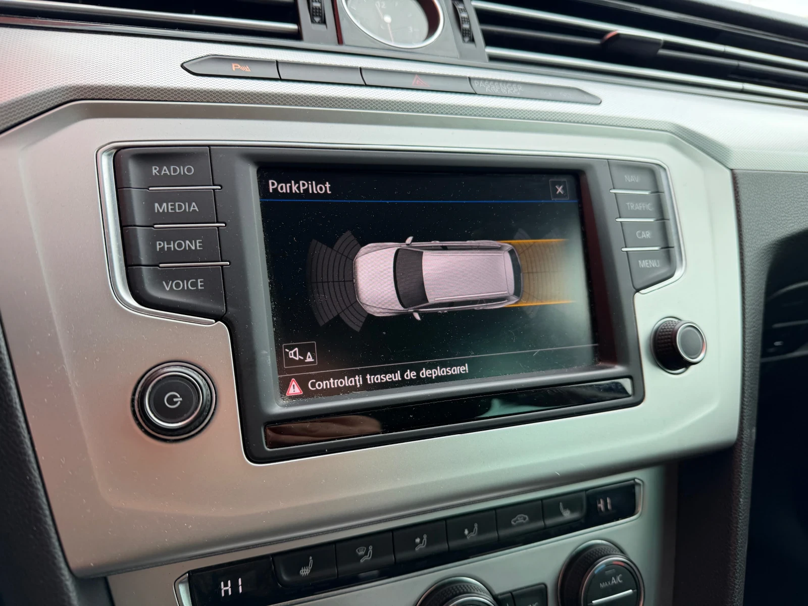 VW Passat 2.0TDI* DAG* МАСАЖ* ПОДГРЕВ* ПЕРФЕКТЕН, снимка 14 - Автомобили и джипове - 54963617