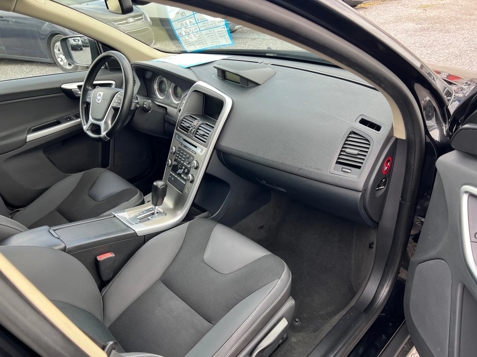 Volvo XC60 2.4D5 AWD - изображение 9