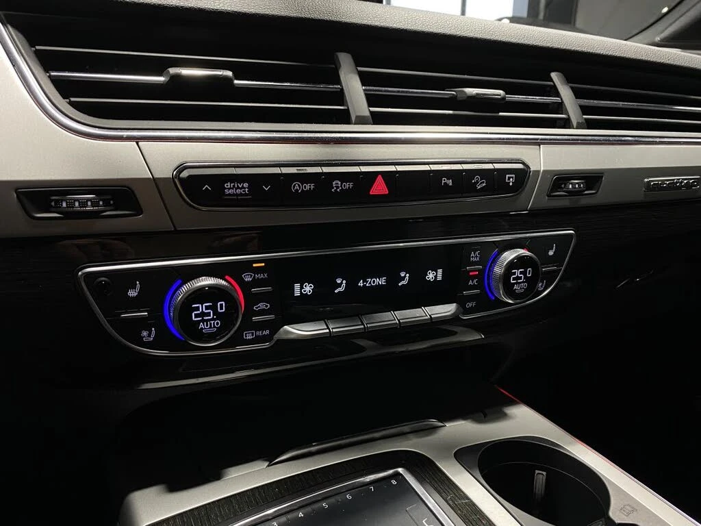 Audi Q7 TECHNIK* BOSE* 360 КАМЕРИ* ПОДГРЕВ* ДИГИТАЛНО ТАБЛ, снимка 10 - Автомобили и джипове - 54429457