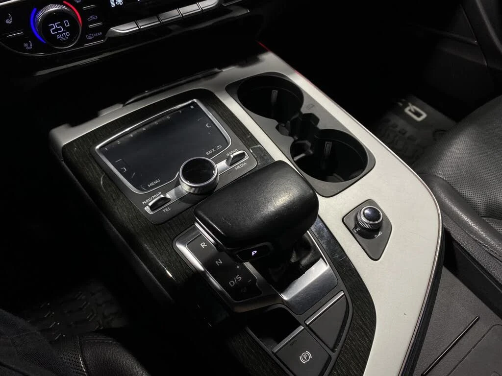 Audi Q7 TECHNIK* BOSE* 360 КАМЕРИ* ПОДГРЕВ* ДИГИТАЛНО ТАБЛ, снимка 11 - Автомобили и джипове - 54429457
