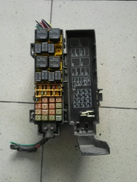 бушонно табло Чероки Спорт 2,5црд (отпред при мотора)