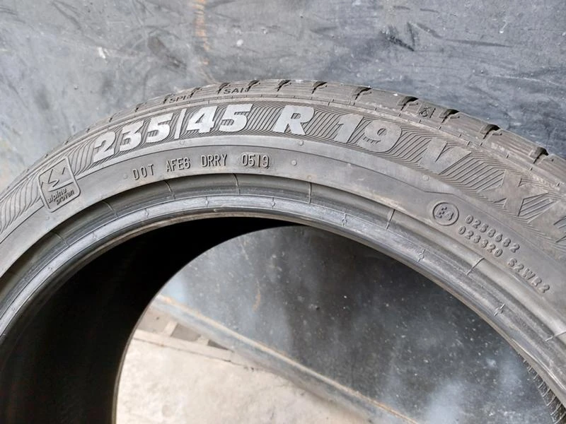 Гуми Летни 235/45R19, снимка 9 - Гуми и джанти - 36287849