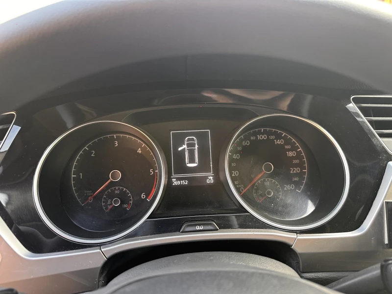 VW Touran 2.0 TDI DSG, снимка 10 - Автомобили и джипове - 52246267