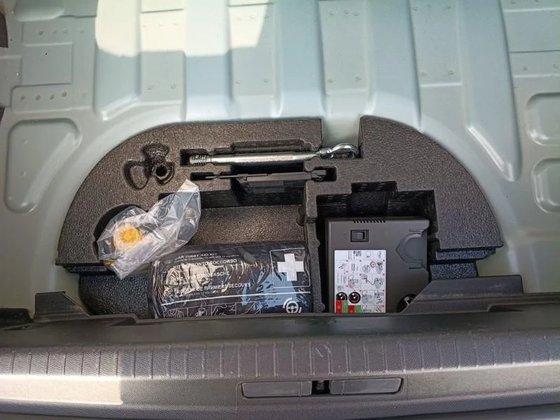 Peugeot 208 50 kWh Allure Pack, снимка 8 - Автомобили и джипове - 55389164