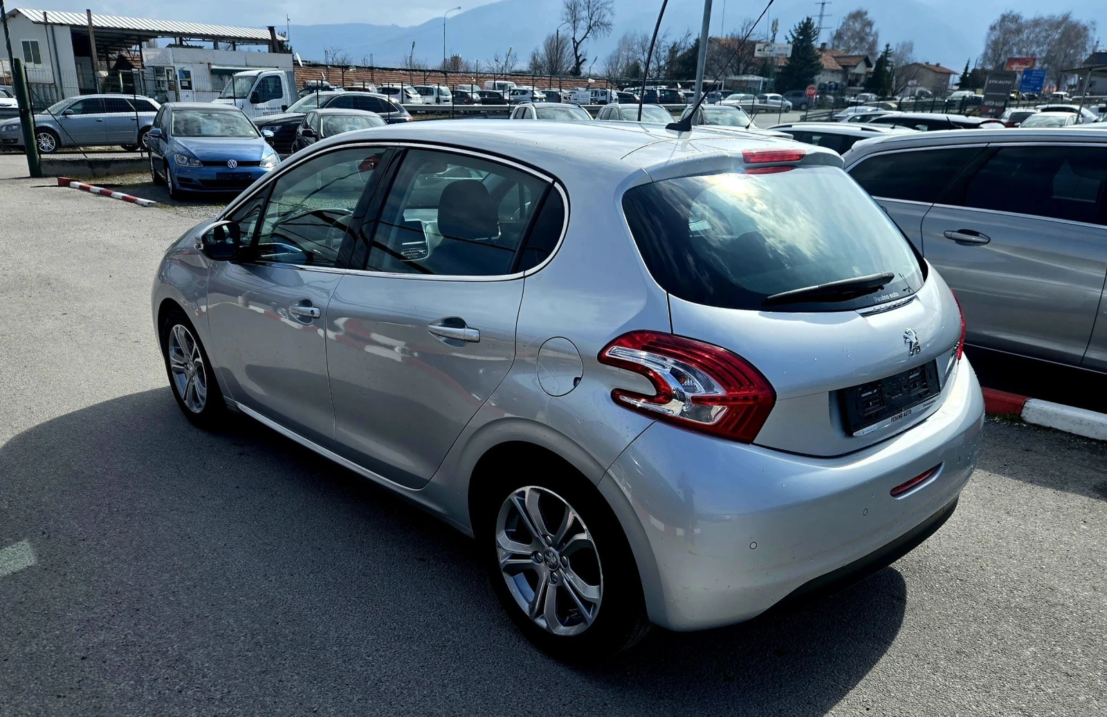 Peugeot 208 1.2, снимка 4 - Автомобили и джипове - 53849735
