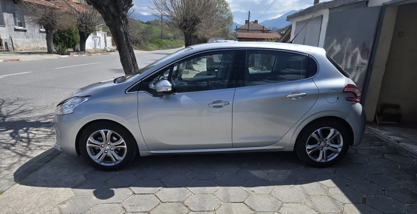 Peugeot 208 1.2, снимка 4 - Автомобили и джипове - 53849735