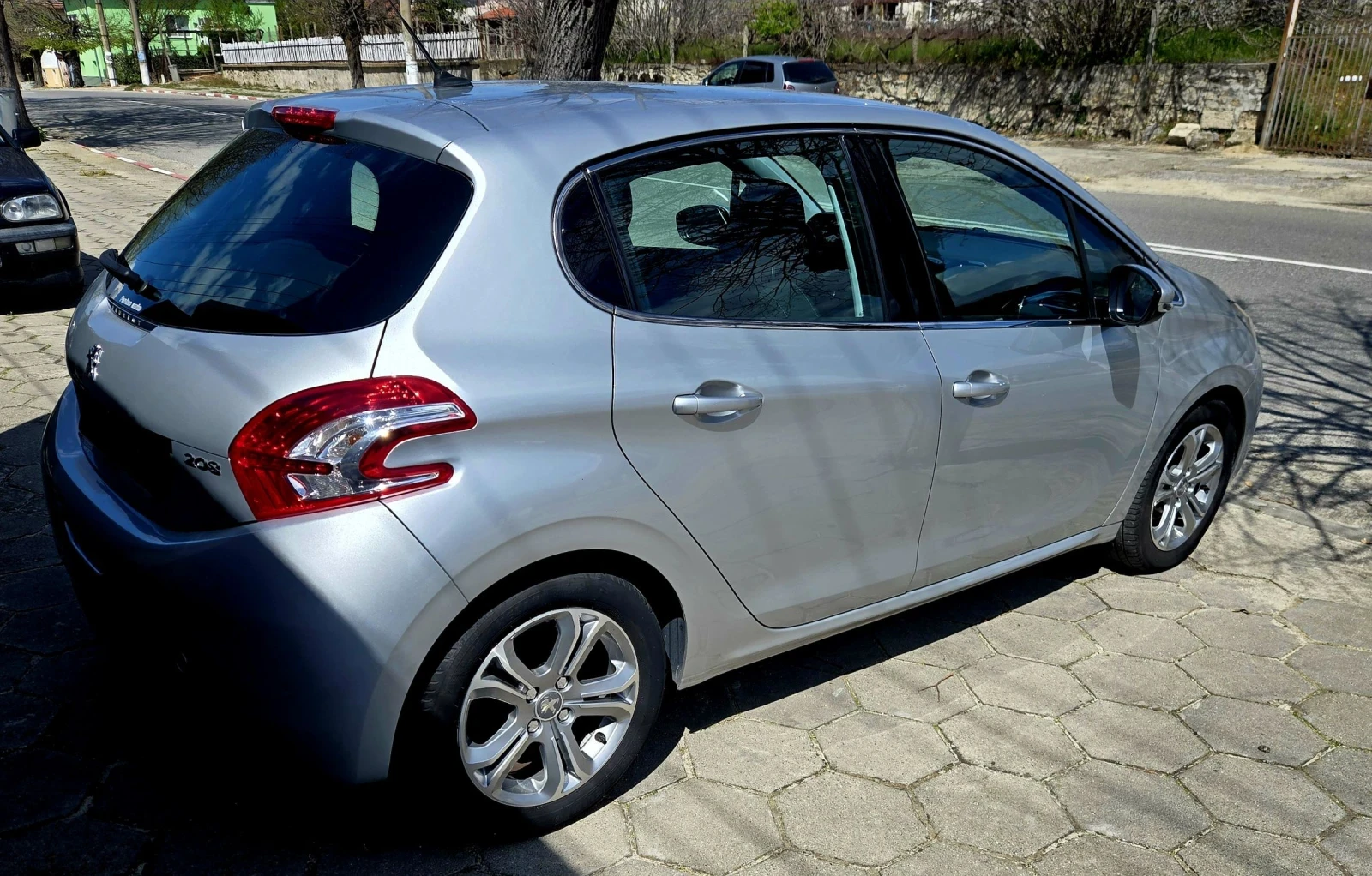 Peugeot 208 1.2, снимка 8 - Автомобили и джипове - 53849735