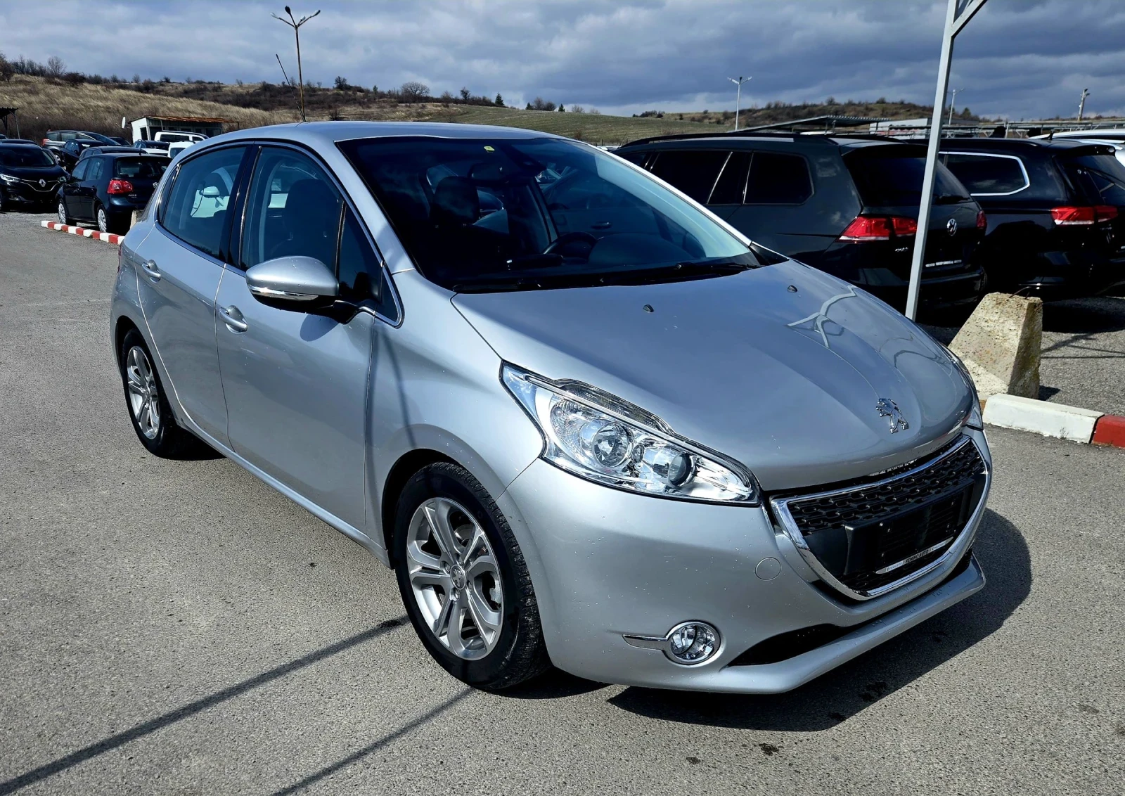 Peugeot 208 1.2, снимка 5 - Автомобили и джипове - 53849735