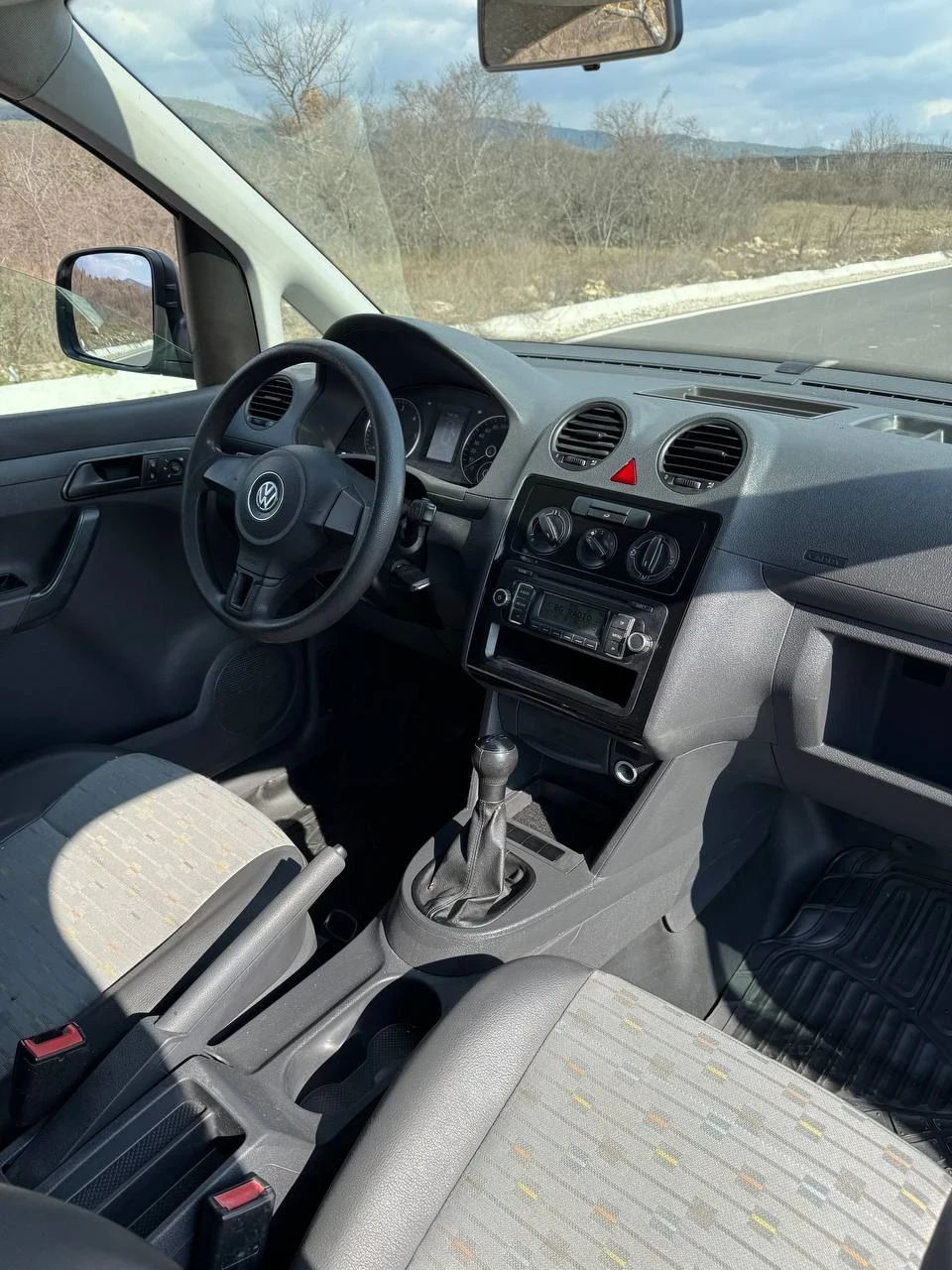 VW Caddy 1.6 TDi, снимка 8 - Автомобили и джипове - 53878348