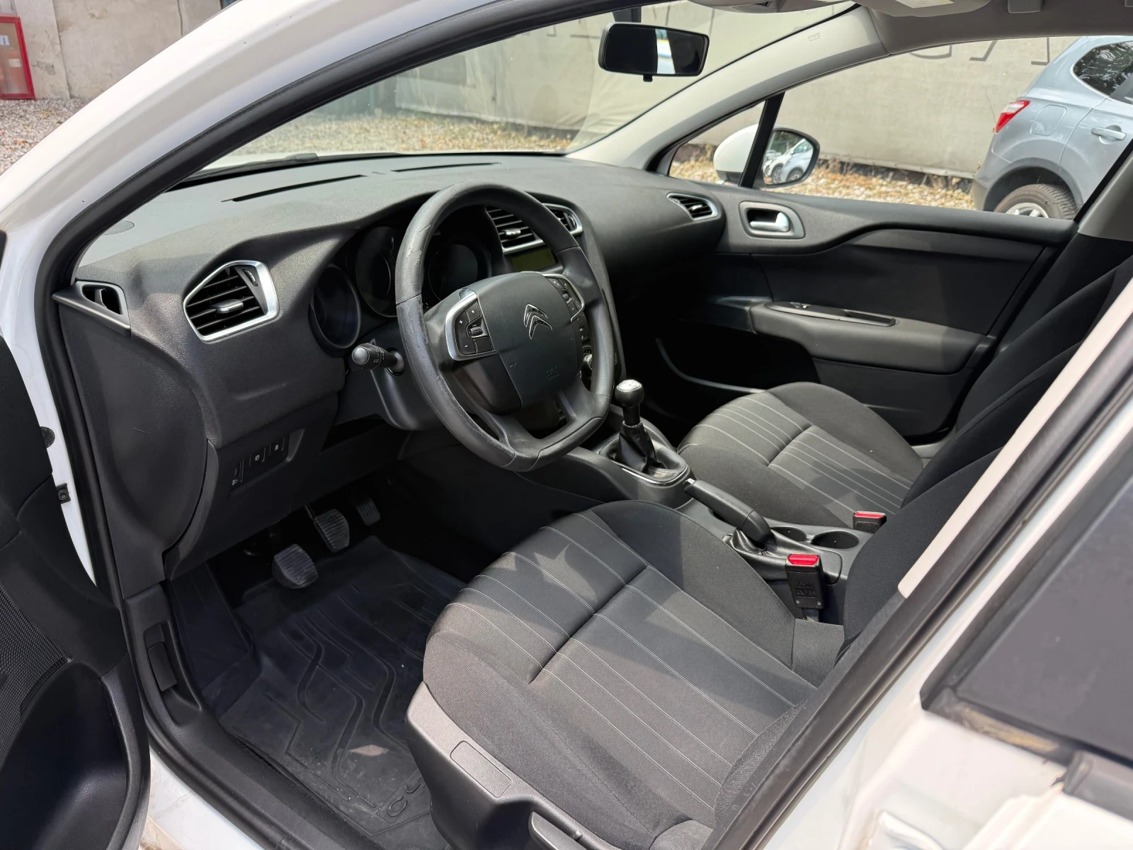 Citroen C4 1.2i EURO6b - ОТЛИЧНО СЪСТОЯНИЕ!, снимка 8 - Автомобили и джипове - 55776511