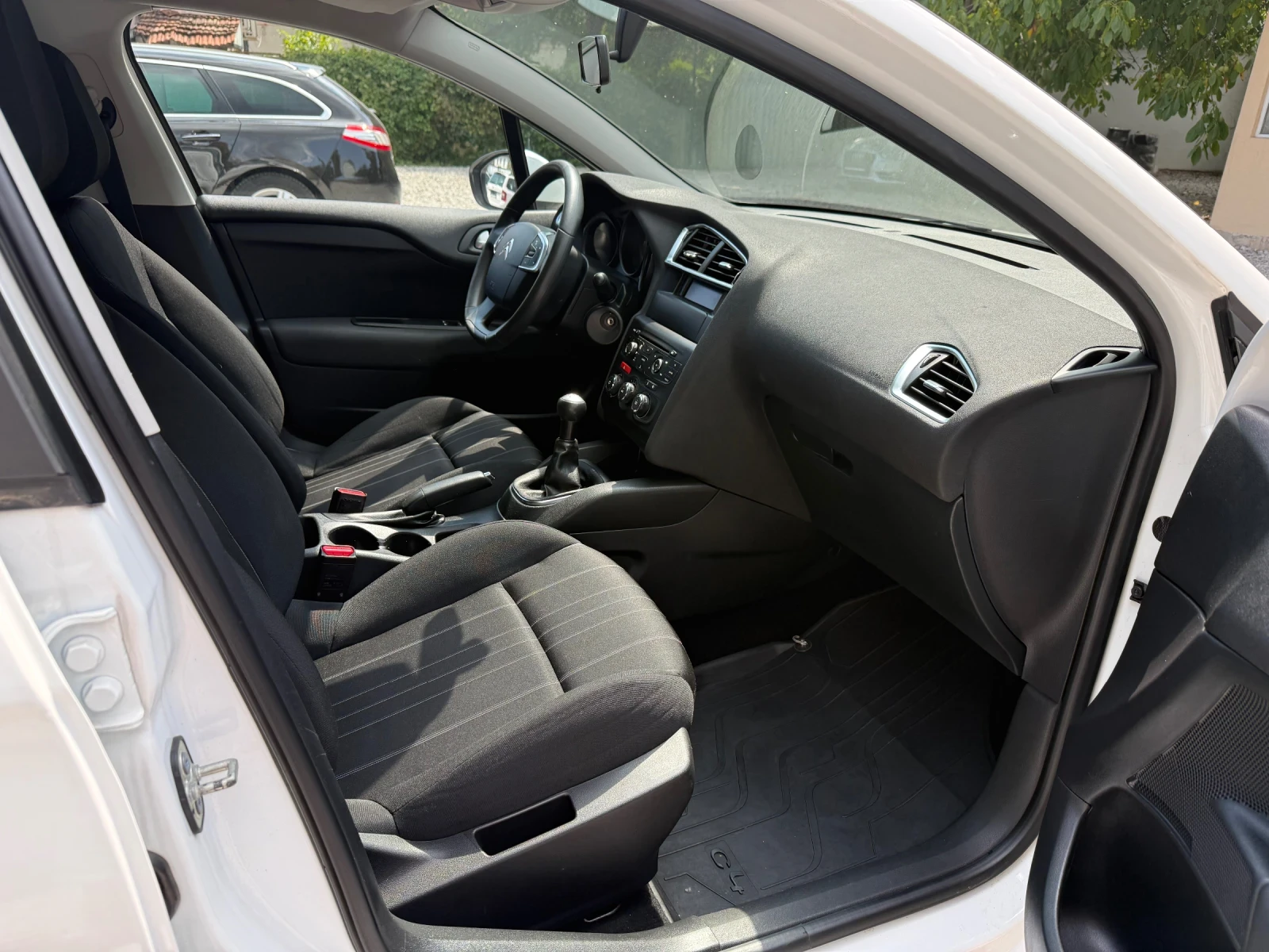 Citroen C4 1.2i EURO6b - ОТЛИЧНО СЪСТОЯНИЕ!, снимка 13 - Автомобили и джипове - 55776511