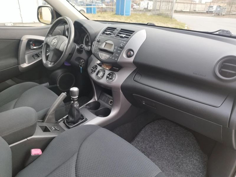 Toyota Rav4 2.2   D-4D     136k.s, снимка 13 - Автомобили и джипове - 48213468