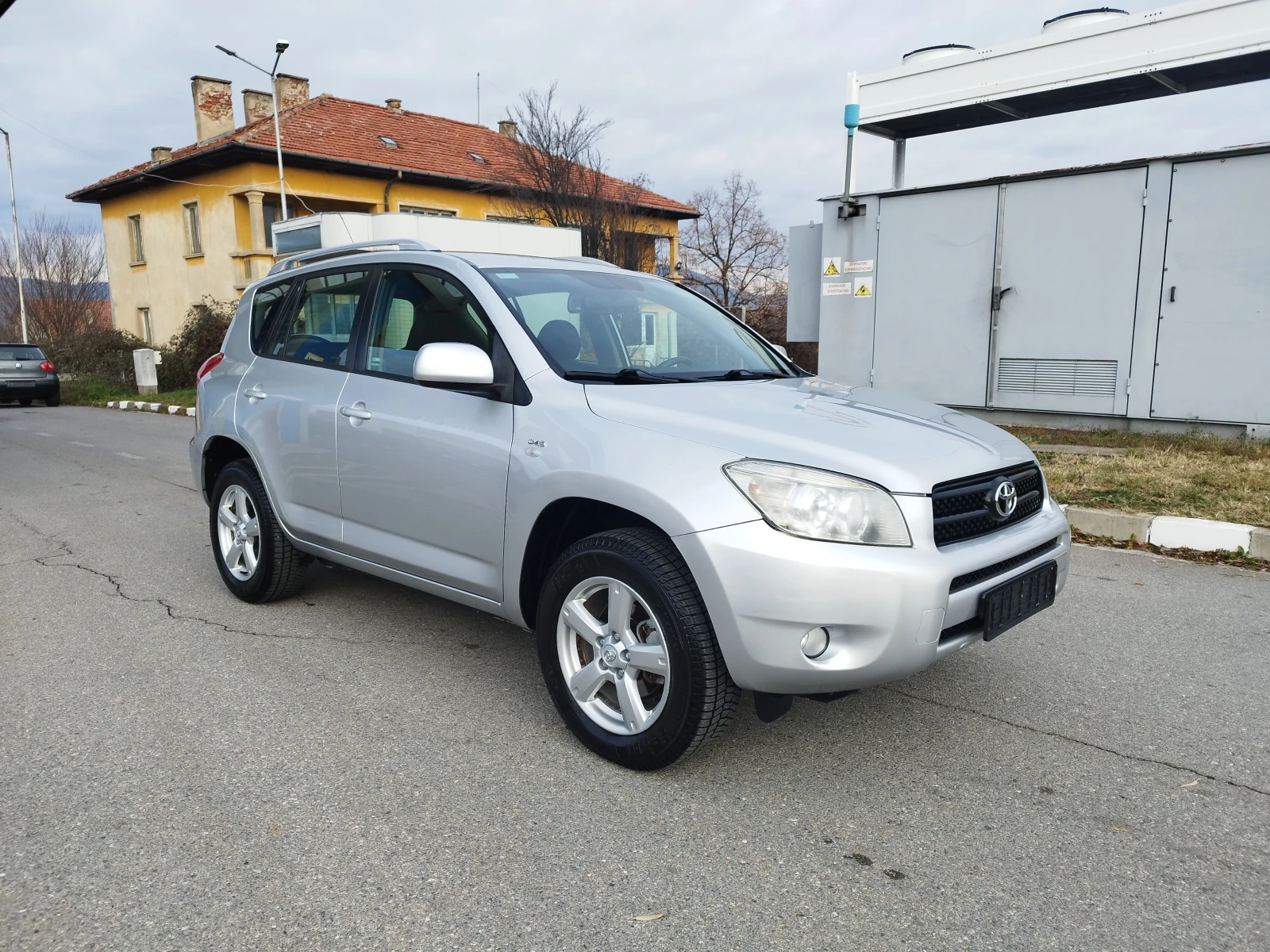 Toyota Rav4 2.2   D-4D     136k.s - изображение 2