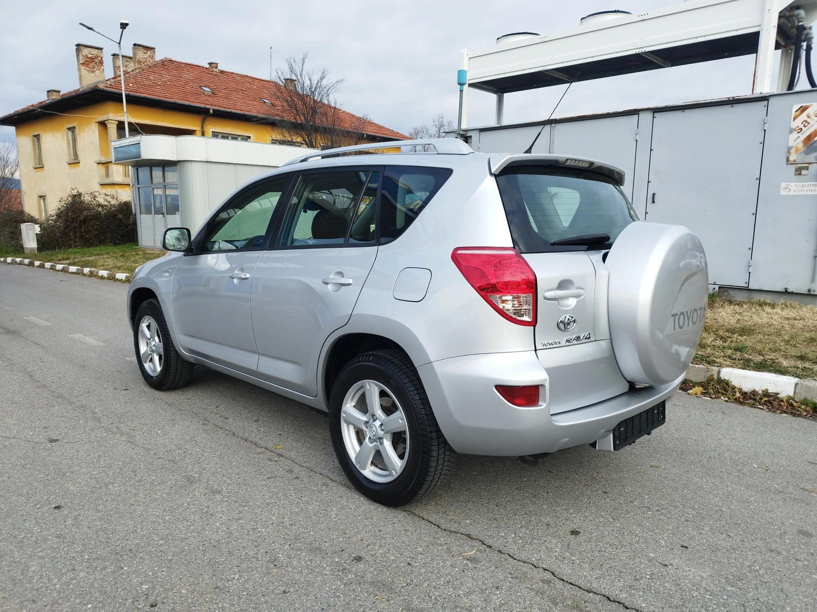 Toyota Rav4 2.2   D-4D     136k.s - изображение 6