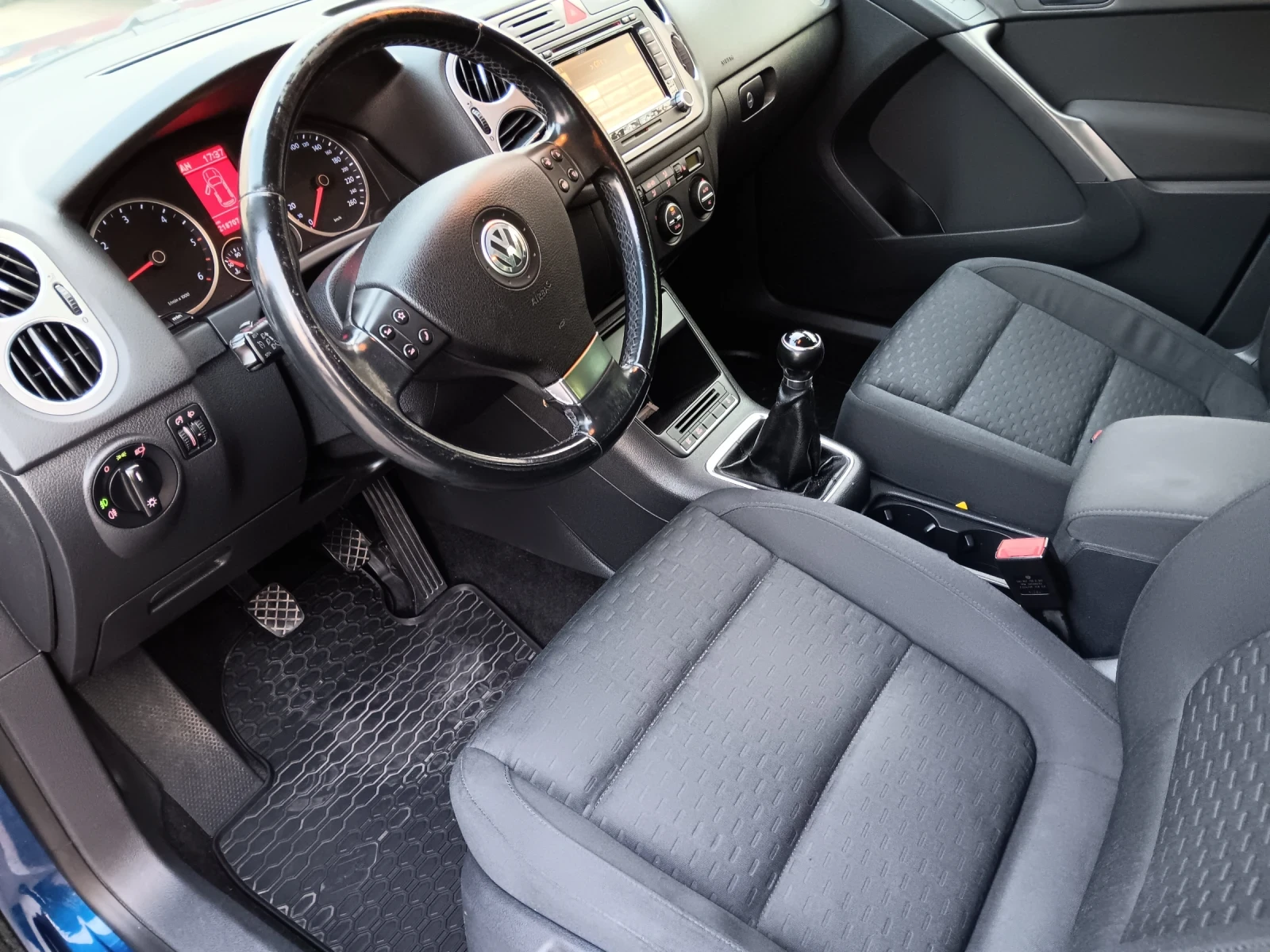 VW Tiguan 2.0TDI, снимка 9 - Автомобили и джипове - 53725616