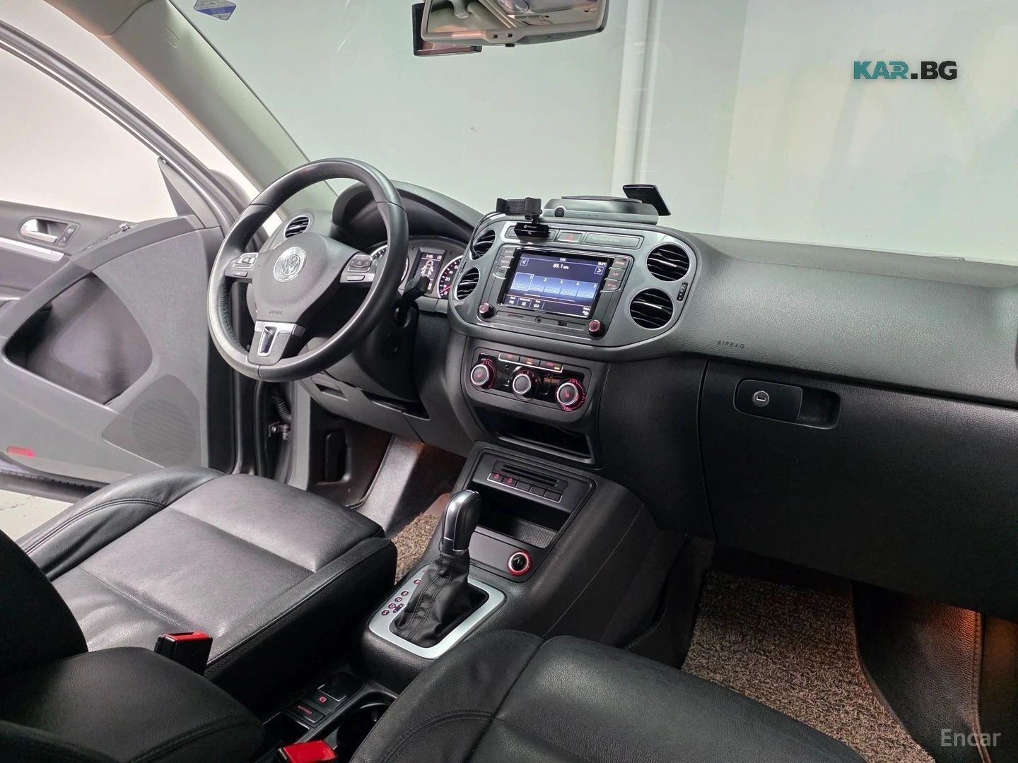 VW Tiguan 2.0 TDI COMFORT* КОЖА* ПОДГРЕВ* КАМЕРА* НАВИ, снимка 6 - Автомобили и джипове - 56046974
