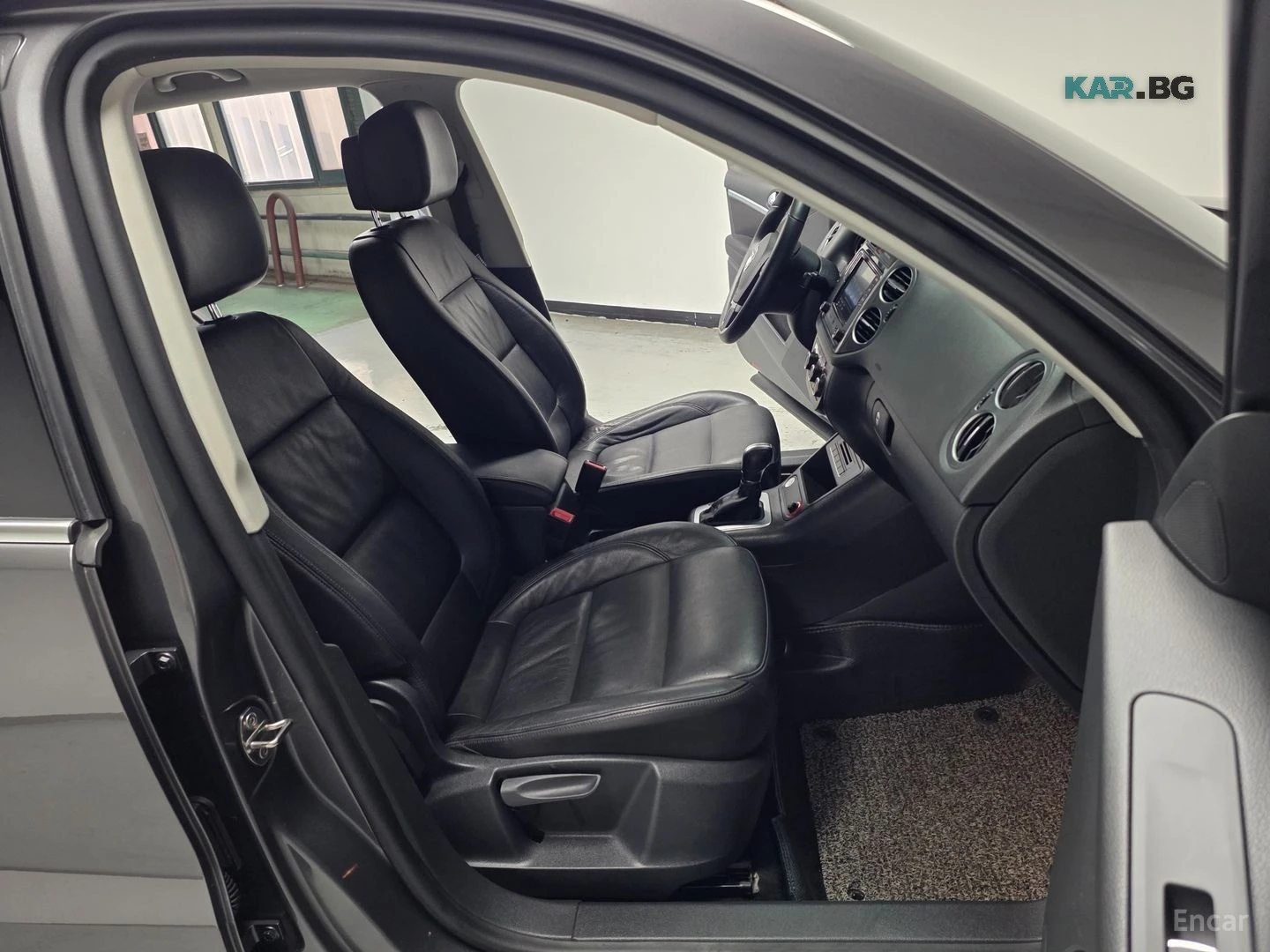 VW Tiguan 2.0 TDI COMFORT* КОЖА* ПОДГРЕВ* КАМЕРА* НАВИ, снимка 10 - Автомобили и джипове - 56046974
