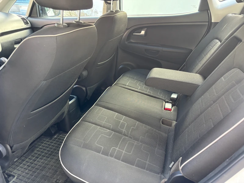 Kia Venga 1.4 CRDi, снимка 11 - Автомобили и джипове - 52503587