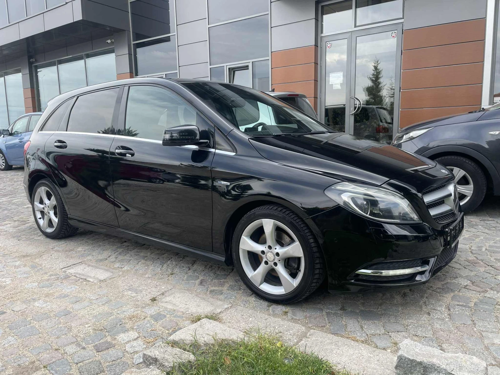 Mercedes-Benz B 200 1.6i Premium Automatic  - изображение 2