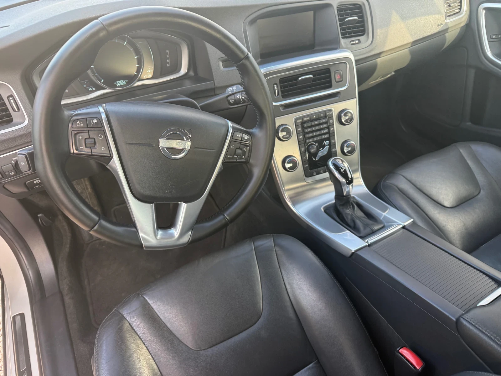 Volvo V60 ДИСТРОНИК-АВТОМАТИК, снимка 8 - Автомобили и джипове - 54347568