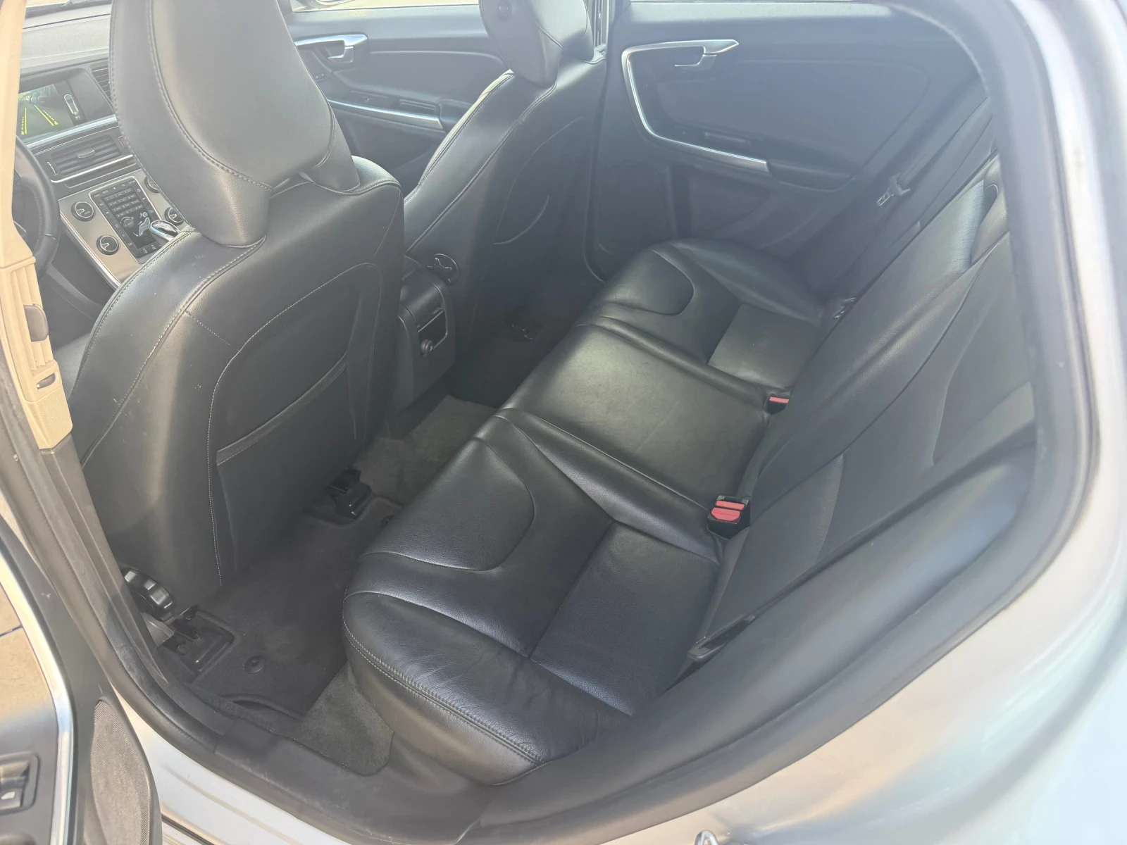 Volvo V60 ДИСТРОНИК-АВТОМАТИК, снимка 14 - Автомобили и джипове - 54347568