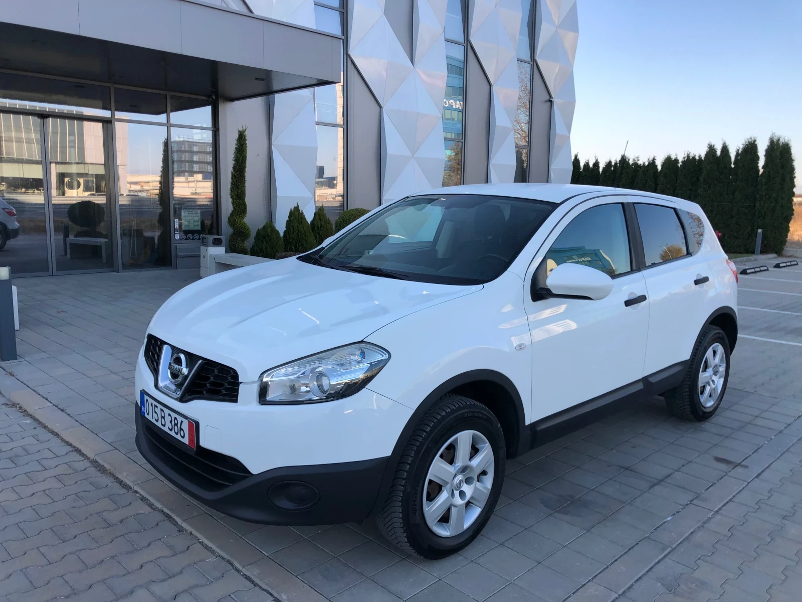 Nissan Qashqai 1.5dci Pure drive 110к.с. Нови гуми Перфектен!!! - изображение 5