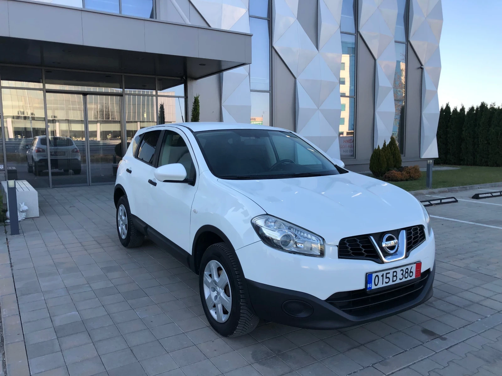 Nissan Qashqai 1.5dci Pure drive 110к.с. Нови гуми Перфектен!!! - изображение 3