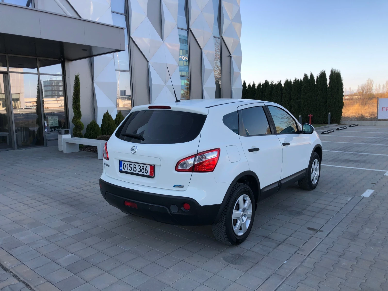 Nissan Qashqai 1.5dci Pure drive 110к.с. Нови гуми Перфектен!!! - изображение 7