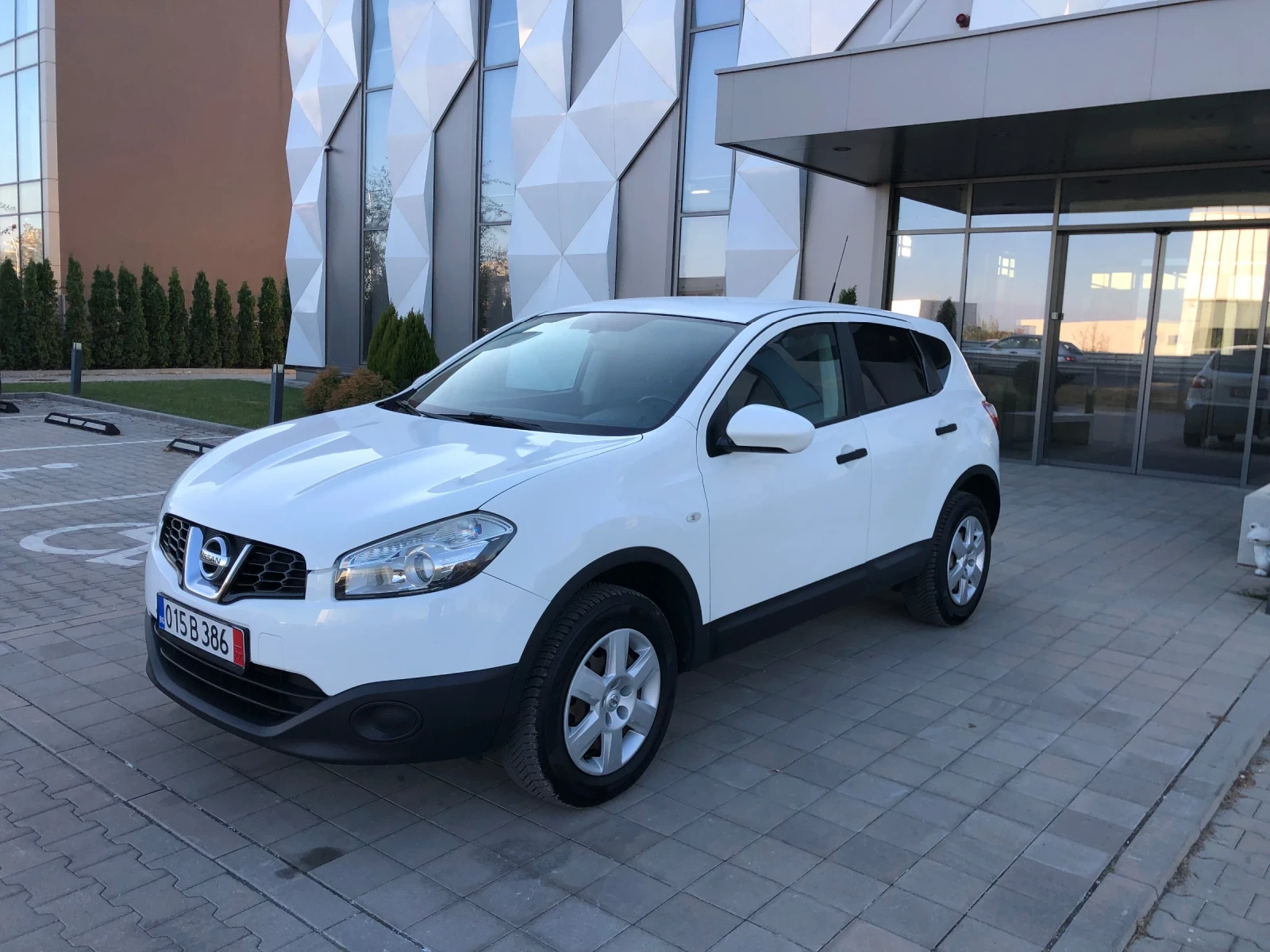 Nissan Qashqai 1.5dci Pure drive 110к.с. Нови гуми Перфектен!!! - изображение 4