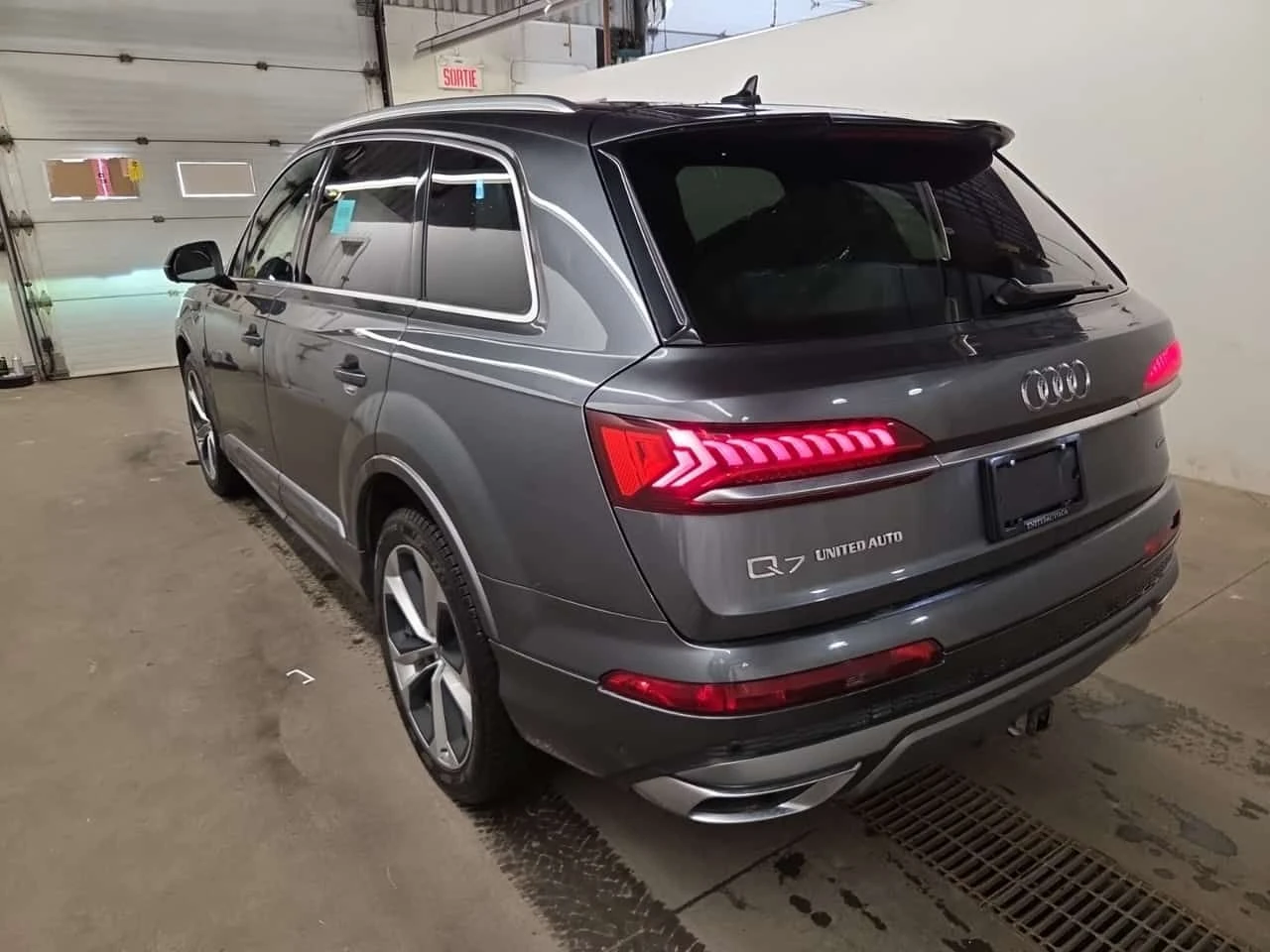 Audi Q7 * 360 КАМЕРА* ОБДУХВАНЕ* 2 ЧИФТА ГУМИ* 2 КЛЮЧА* , снимка 4 - Автомобили и джипове - 54739407