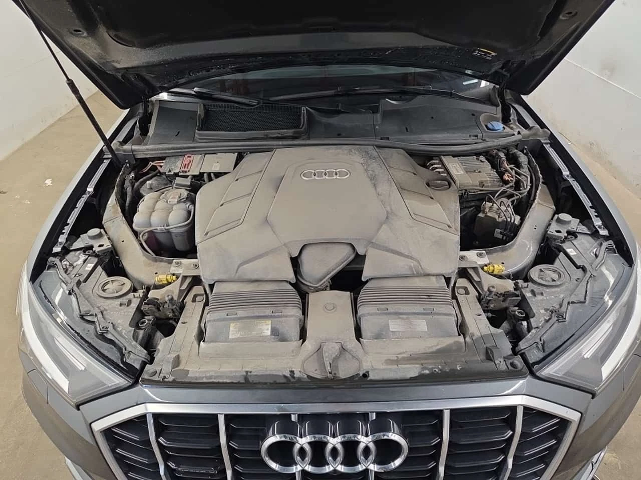 Audi Q7 * 360 КАМЕРА* ОБДУХВАНЕ* 2 ЧИФТА ГУМИ* 2 КЛЮЧА* , снимка 17 - Автомобили и джипове - 54739407