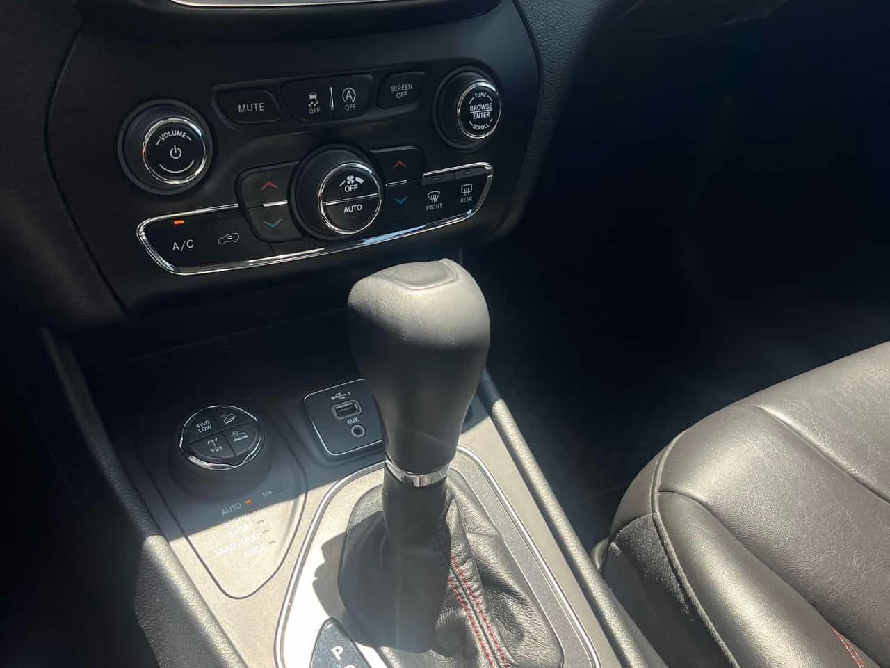 Jeep Cherokee * Trailhawk * АВТОКРЕДИТ БЕЗ ПЪРВОНАЧАЛНА ВНОСКА* , снимка 12 - Автомобили и джипове - 54978022