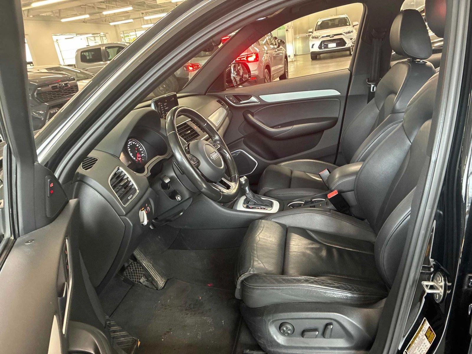 Audi Q3 Technik * АвтоКредит * (ЦЕНА ДО БГ), снимка 9 - Автомобили и джипове - 56277814