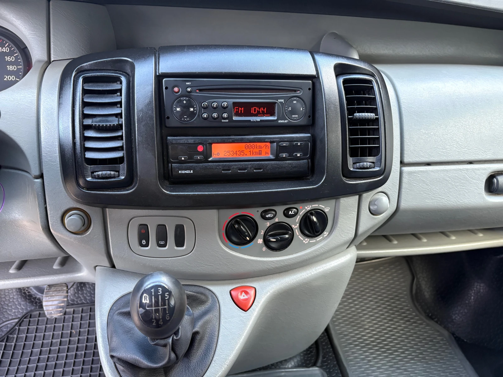 Renault Trafic 1.9 DTI, снимка 14 - Бусове и автобуси - 54072565