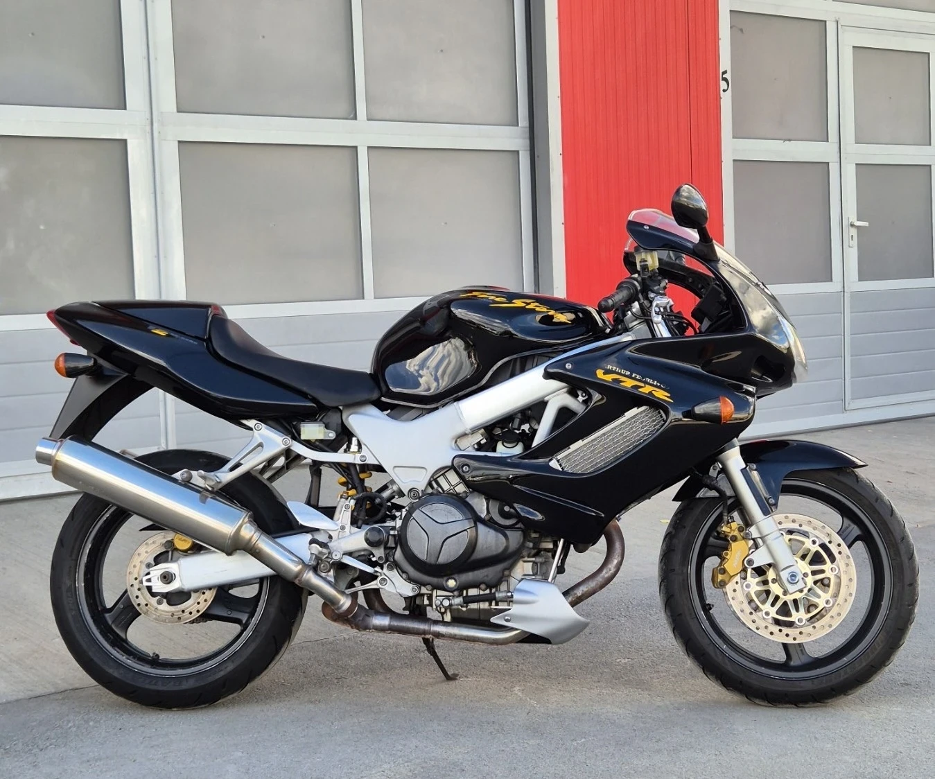 Honda Vtr 1000 FireStorm - изображение 4